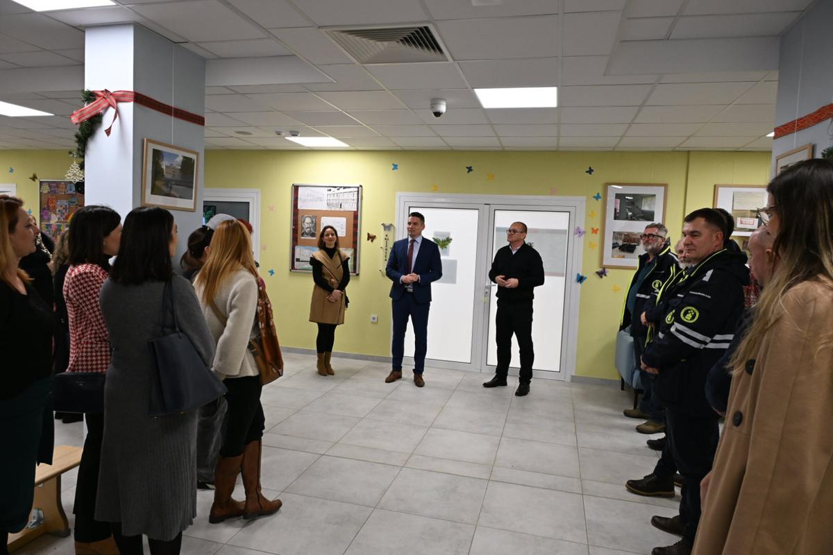 Izložba fotografija "Zgrada škole prije potresa i poslije obnove" priređena je u OŠ Ivana Kukuljevića