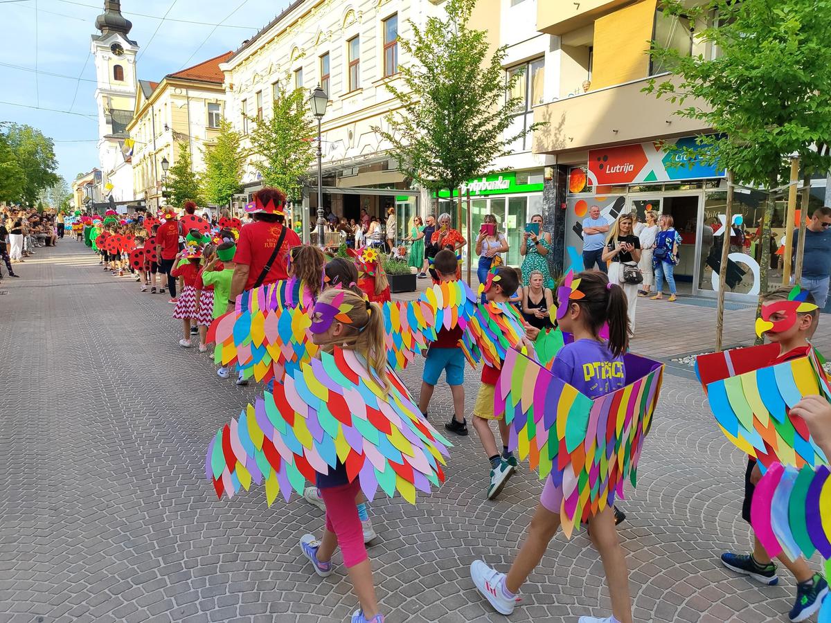 storyeditor/2025-06-06/bj_cvjetni1.jpg Sudjelovala su djeca iz vrtića, osnovnih škola i udruga, odjevena u kostime cvijeća, vrtlara, pčelica...