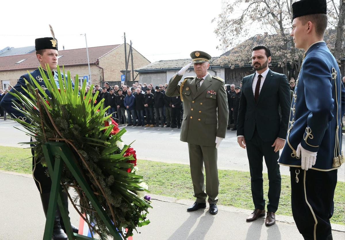 I Ispred zgrade Policijske uprave osječko-baranjske položeni su vijenci u spomen na poginule i preminule pripadnike legendarne postrojbe