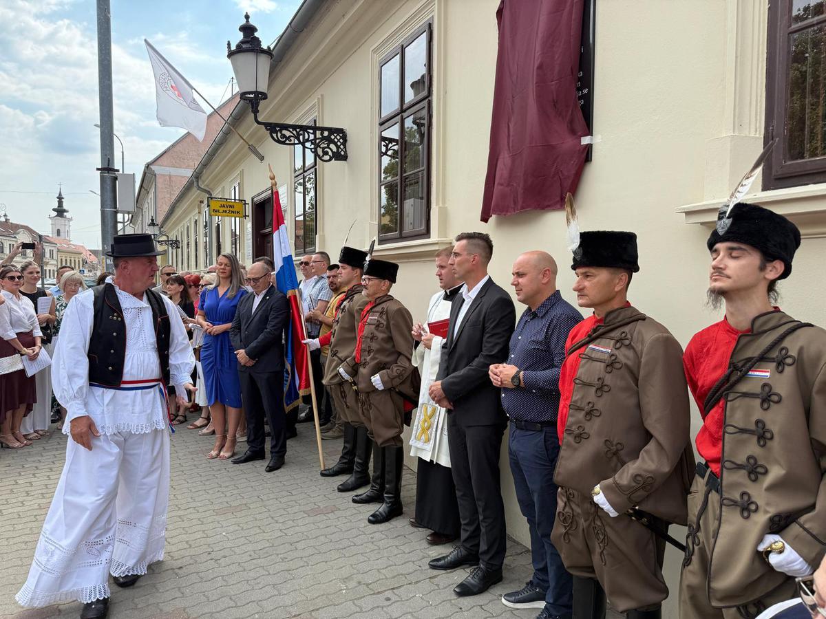 storyeditor/2025-07-26/IMG-20250723-WA0000.jpg NA OTKRIVANJU spomen-ploče i zvona bio je i gradonačelnik Josip Romić