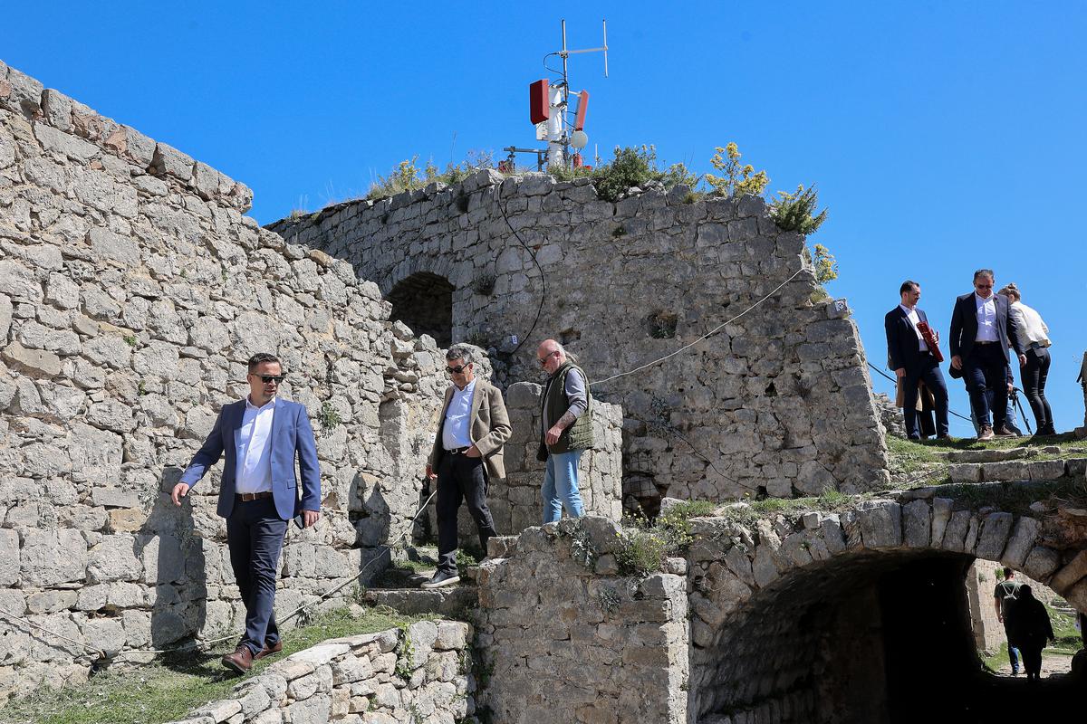 storyeditor/2025-04-11/PXL_110425_131091984.jpg Uklanjanjem repetitora omogućujemo obnovu Kružićeve kule i platoa uz nju, rekao je Vetma