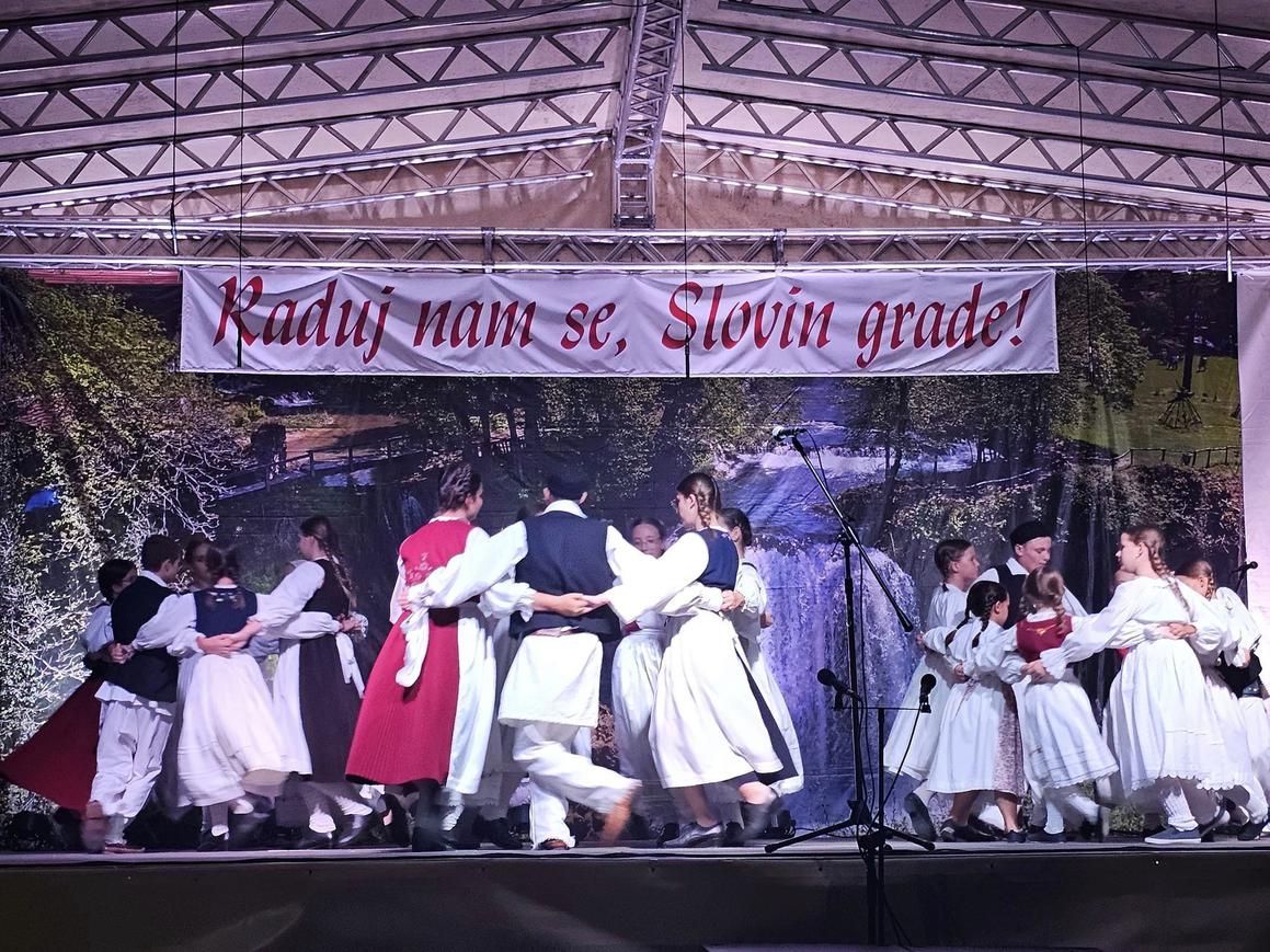 Folklorni susreti obogaćuju kulturnu ponudu grada i pozivaju na druženje