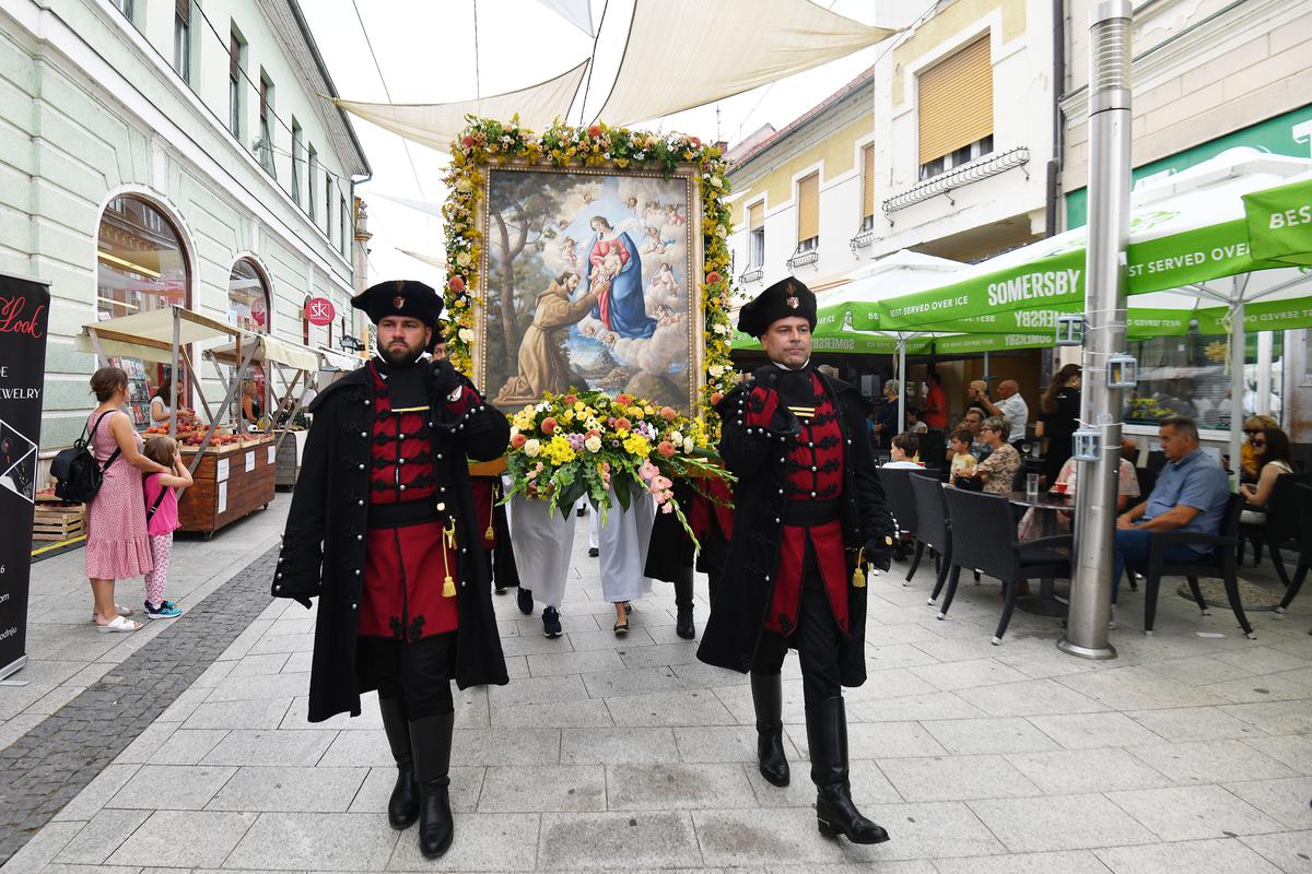 ČAKOVEČKIM ULICAMA deseci tisuća ljudi prošli su na ovogodišnjem Porcijunkulovom, najvećoj ljetnoj manifestaciji u Međimurju