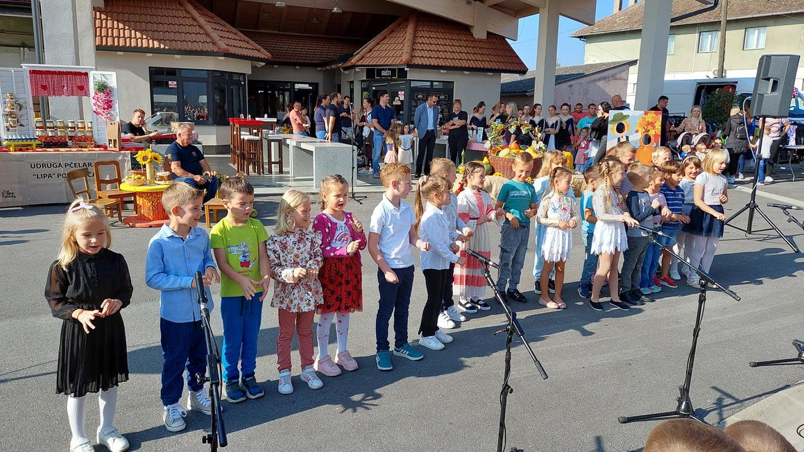 Obilježeni Dani meda te Dani kruha i zahvalnosti za plodove zemlje