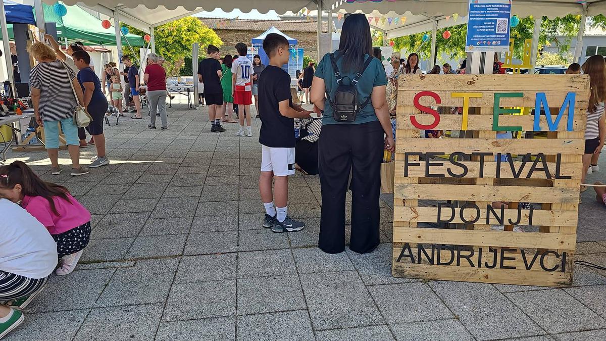 storyeditor/2025-07-10/STEM_DA_1.jpg Posebnu pozornost privukao je dolazak robota Švrće, četveronožne digitalne robotske maskote udruge INNCRO-IT, koji je interakcijom približio STEM sadržaj djeci i učenicima. Švrćo je dizajniran da oponaša pravog psa, a napravljen je od kombinacije mehaničkih, elektroničkih i softverskih komponenti