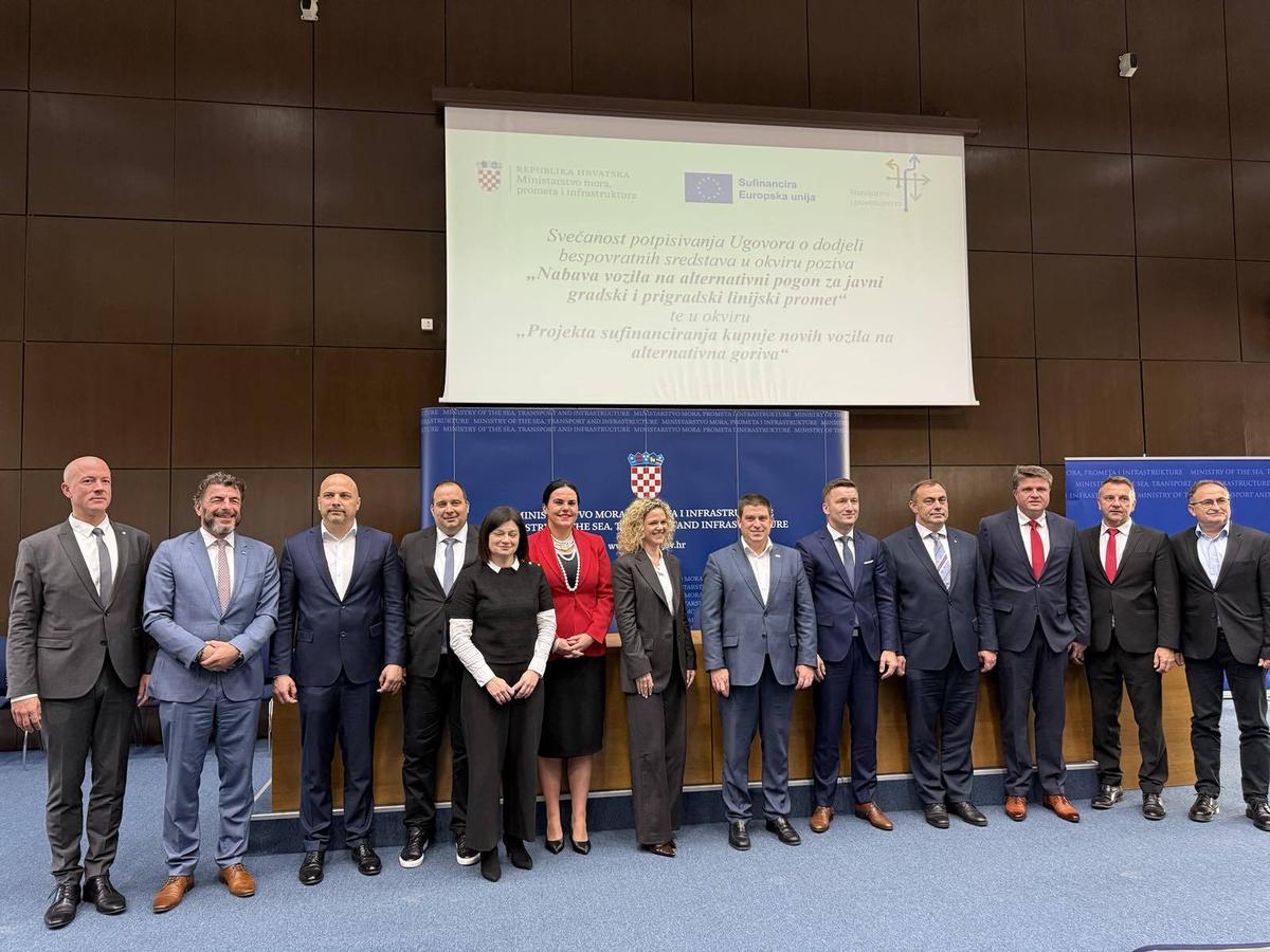 Ugovor za nabavu prvih 12 novih električnih autobusa potpisali su Oleg Butković, Dragan Jelić i Pero Milković