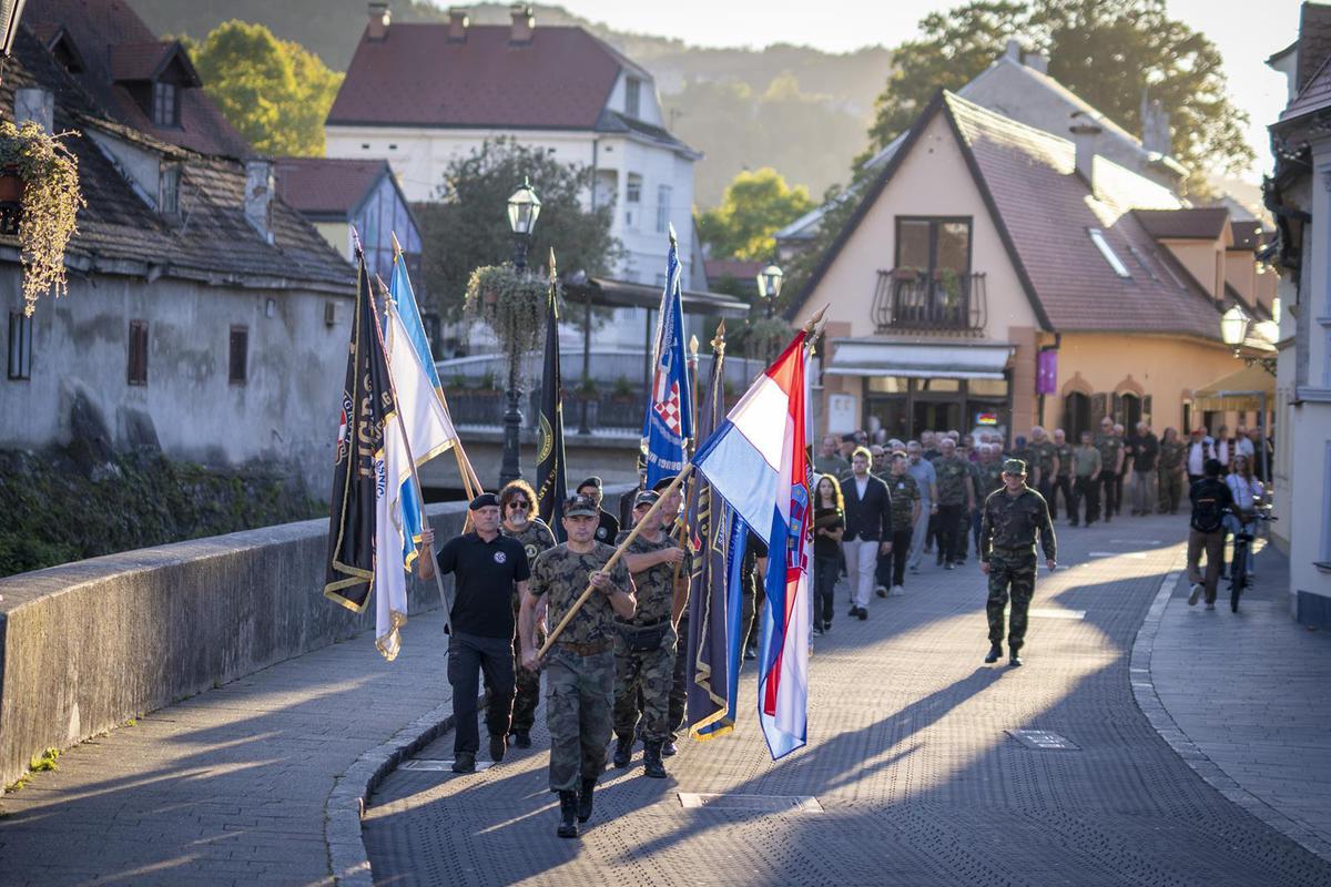 PROTOKOLARNOM DIJELU prisustvovali su i Samoborska narodna garda i pripadnici Počasno-zaštitne bojne, a svečanost je završila mimohodom do Centra za mlade Bunker