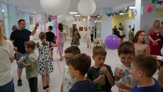 Osnovna škola Ivana Kukuljevića ima oko 250 učenika u 17 razrednih odjeljenja. Grad Sisak uložio je 6,5 milijuna eura u obnovu ove škole