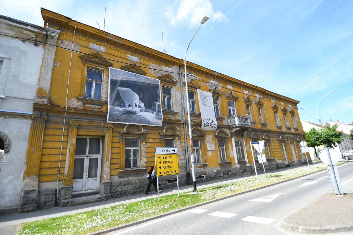 Zgrada je u poprilično derutnom stanju, osobito fasada