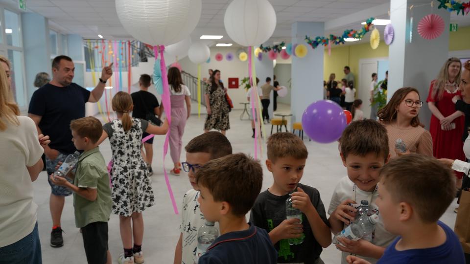 Osnovna škola Ivana Kukuljevića ima oko 250 učenika u 17 razrednih odjeljenja. Grad Sisak uložio je 6,5 milijuna eura u obnovu ove škole