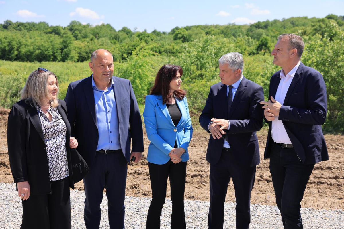 storyeditor/2025-05-09/mini_MRMM8483.JPG VIŠENAMJENSKA GRAĐEVINA, osim obrane od poplava, svojom će veličinom, površinom i mjestom značiti puno i za privlačenje stanovnika i za boravak u prirodi. U konačnici, to je i potencijal za razvoj turizma i dolazak više posjetitelja, istaknula je N. Tramišak