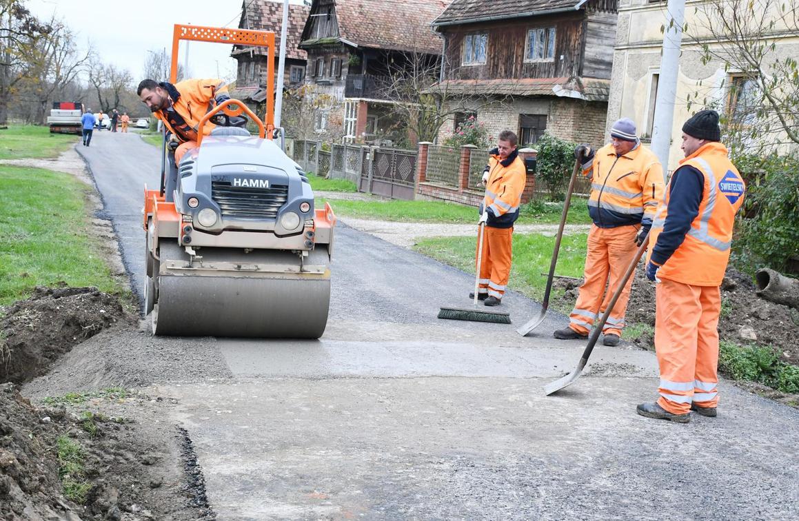 Osamsto metara novog asfalta kroz Žažinu, a uskoro i kroz Donji Vukojevac