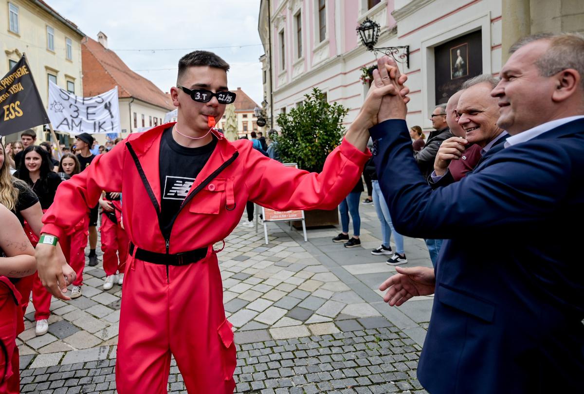 storyeditor/2025-05-24/maturantika_mimohod_varazdinska_zupanija_2025__5_.jpg VESELJE NA ULICAMA U mimohodu je sudjelovalo oko 1700 maturanata iz škola s područja županije