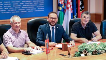 storyeditor/2025-09-12/Potpisivanje_ugovora_o_izgradnji_Centra_za_starije_osobe_uVelikoj_Gorici__7_.jpeg