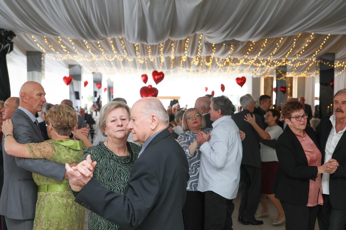 Zlatnim pirom 127 parova proslavilo 50 godina ljubavi i zajedništva
