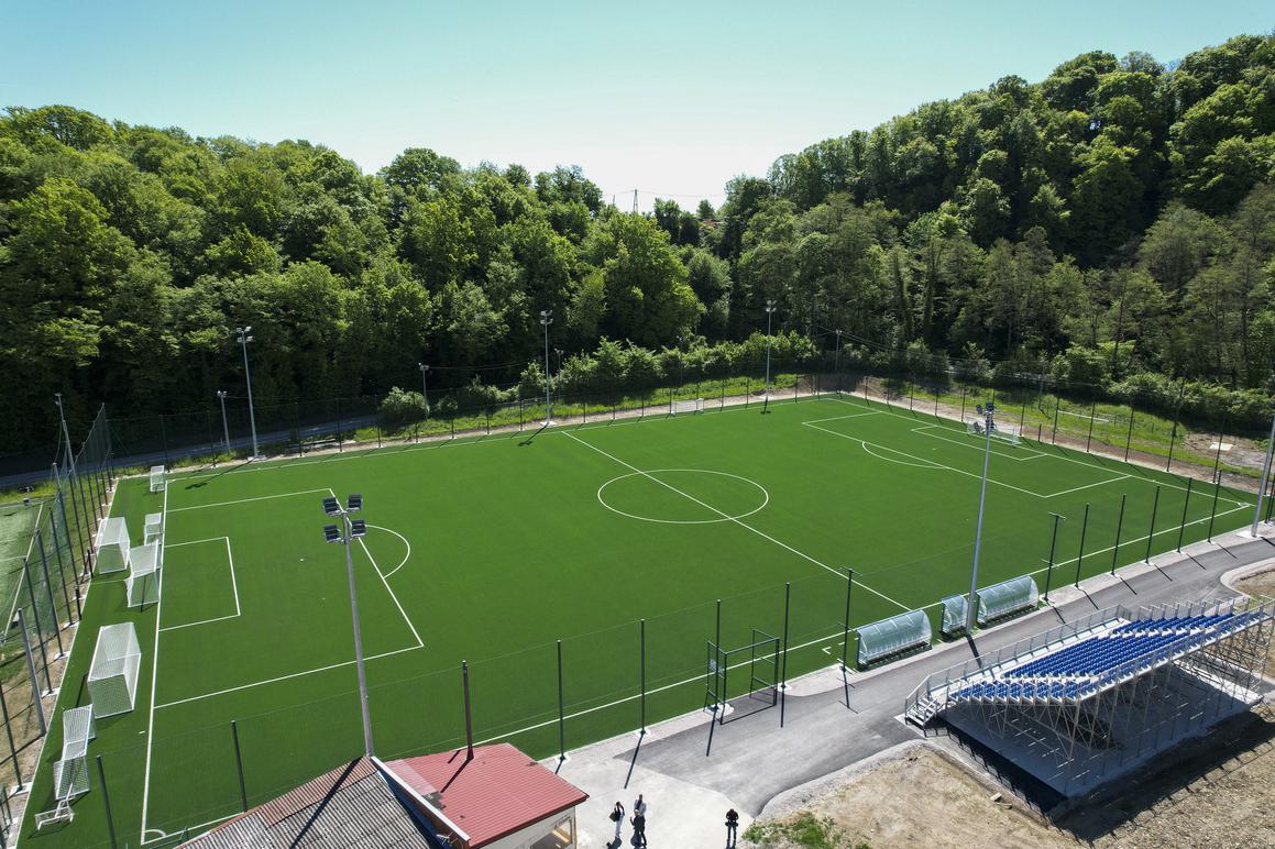 Na nogometnom igralištu umjetna trava, na tribine stane 300 ljudi