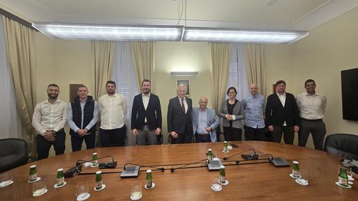 Prijemu u palači Ranjina nazočili su igrači Miho Simović, Marko Venier i Vedran Đurđević, treneri Joško Martinović i Marko Šarić, potpredsjednik kluba Marinko Matulović te predsjednik kluba Goran Raspopović