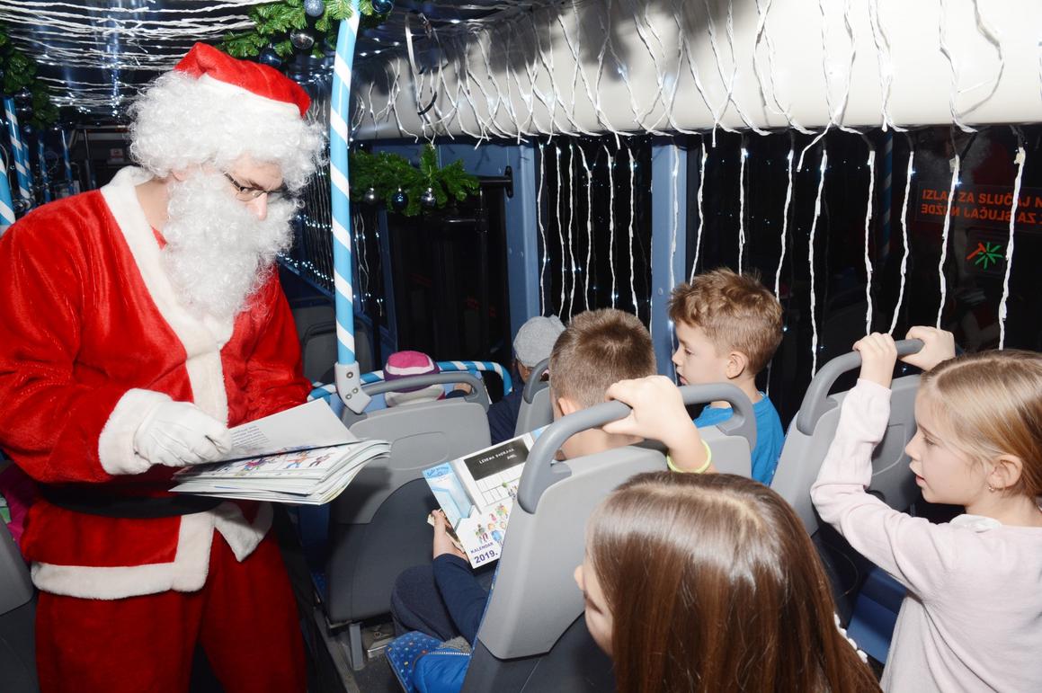 Djeca oduševljena - u autobusu im društvo pravi Djed Božićnjak