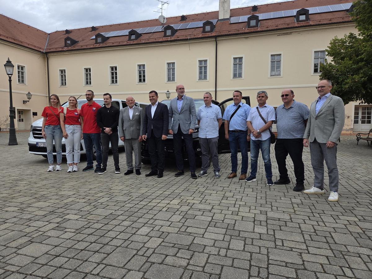 storyeditor/2025-09-19/1000055972.jpg UKUPNA vrijednost dvaju kombija je 88 tisuća eura, od čega je Grad Bjelovar uložio 58, a Hrvatski olimpijski odbor 30 tisuća eura