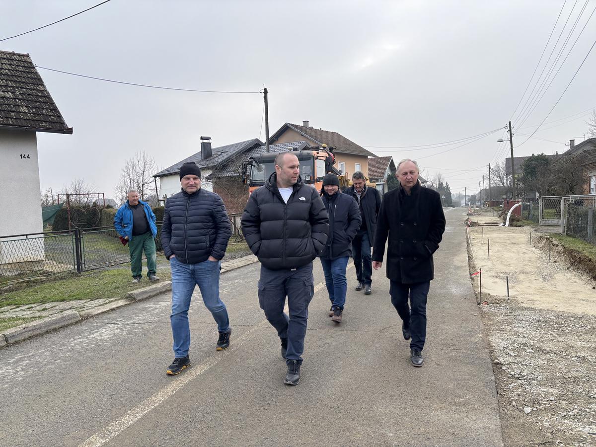 Projekt obuhvaća dionicu od Garićke do Vinogradske, kazao je gradonačelnik Zlatko Babić, čime se prvi put osigurava kontinuiran pješački pravac duž cijele ulice