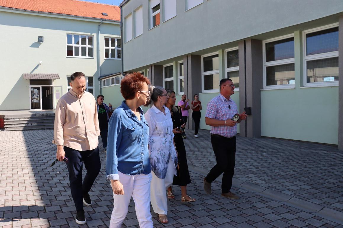 Toplije učionice i nova rasvjeta za svjetliju budućnost učenika