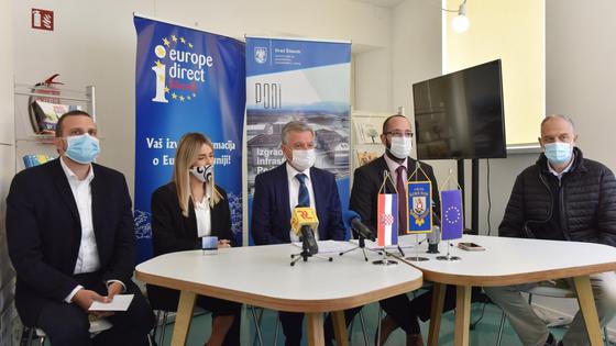 Ugovor su potpisali gradonačelnik Željko Burić i predstavnica ponuditelja tvrtki ČIGRA d.o.o. i Reliance d.o.o., Anita Pavlović