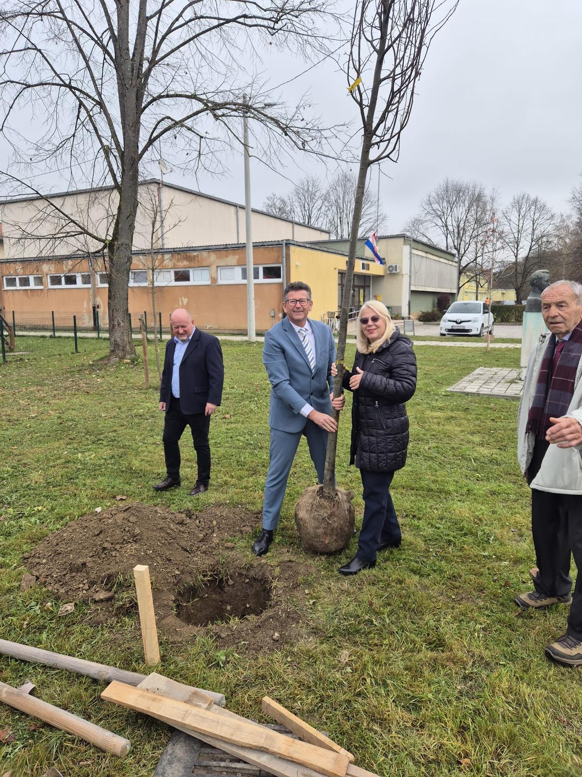 Veleposlanica je izrazila zadovoljstvo činjenicom da je Općina Vojnić jedina općina u Hrvatskoj koja ističe zastavu bošnjačke nacionalne manjine te naglasila kako se prava nacionalnih manjina u Vojniću ostvaruju u potpunosti