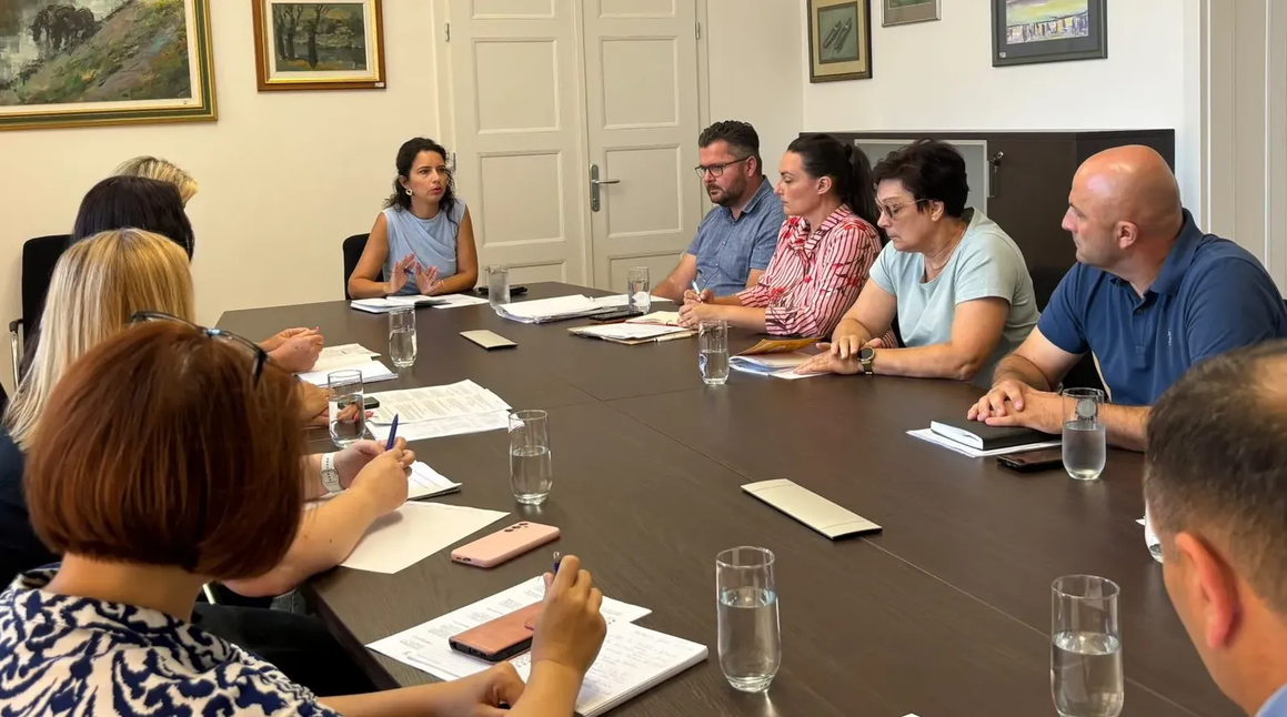 Nabavljaju se nastavni materijali te oprema za kuhinje i dvorane za tjelesni