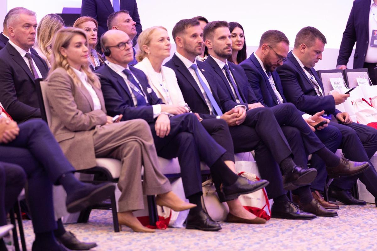 Gradimo sredinu s više prilika za mlade, obitelji i gospodarstvo, rekao je Radić, koji je sudjelovao na otvaranju konferencije u Šibeniku