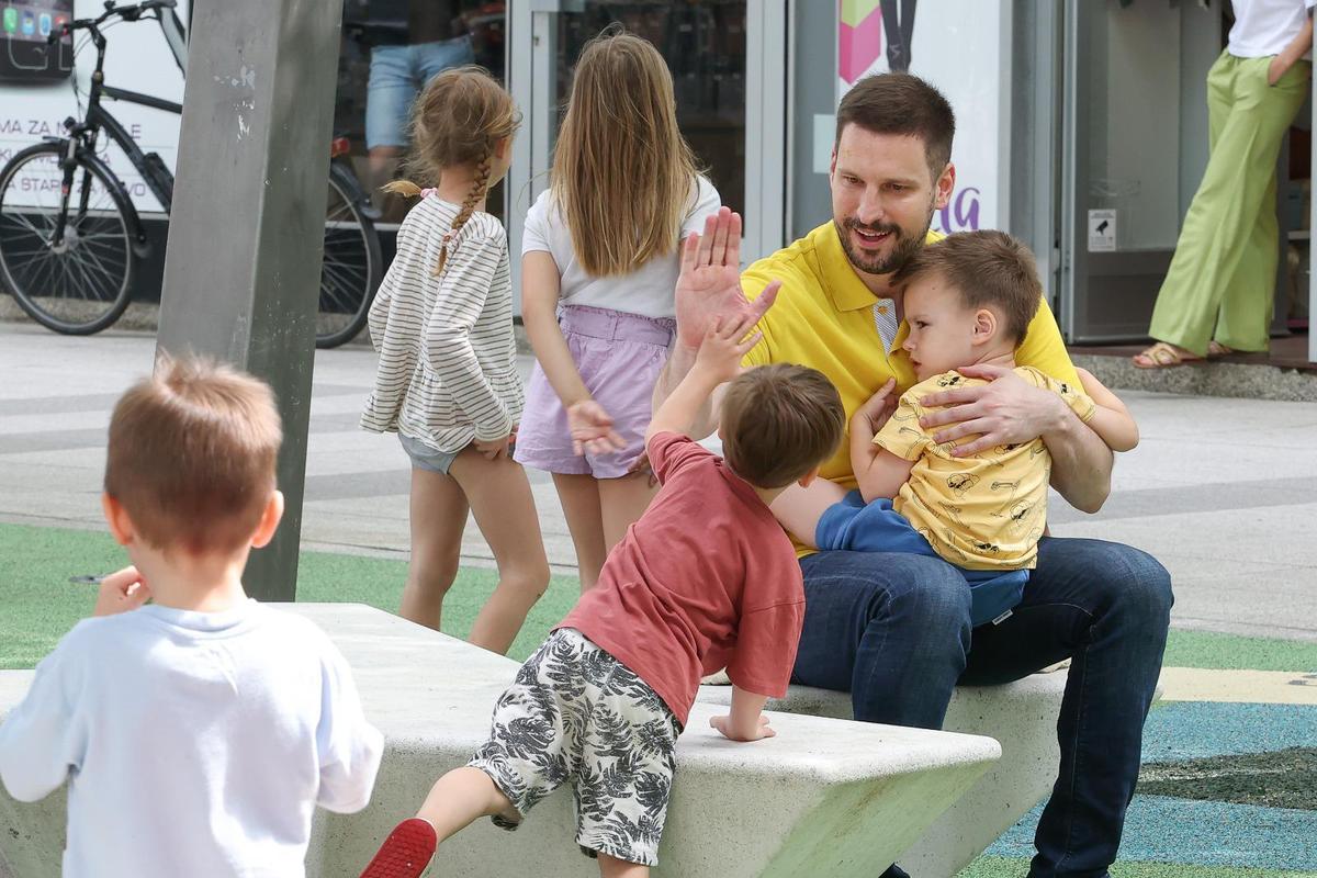 storyeditor/2025-06-21/Djecje_igraliste_2.jpg OD STAROG igrališta na Trgu slobode ostala su samo stabla, sve ostalo je zamijenjeno, a investicija je vrijedna 385 tisuća eura