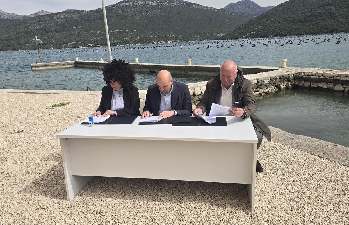 Ugovor vrijedan 42.500 eura župan Blaž Pezo potpisao je s predsjednicom udruge Marijom Radić i ravnateljem županijske Lučke uprave Antunom Banovcem