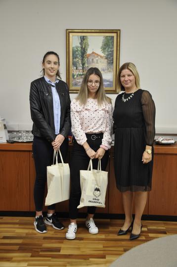 Petin čestitala najboljim orahovačkim učenicima – Doris, Ani i Branimiru