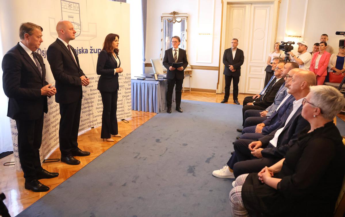 storyeditor/2025-06-06/Nagrade_1__1_.jpg OSIM NAGRADA za životno djelo dodijeljene su i Nagrade Osječko-baranjske županije kao javna priznanja za iznimna postignuća na području Županije u 2024. godini