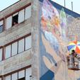 Meksički umjetnik Farid Rueda radi na muralu