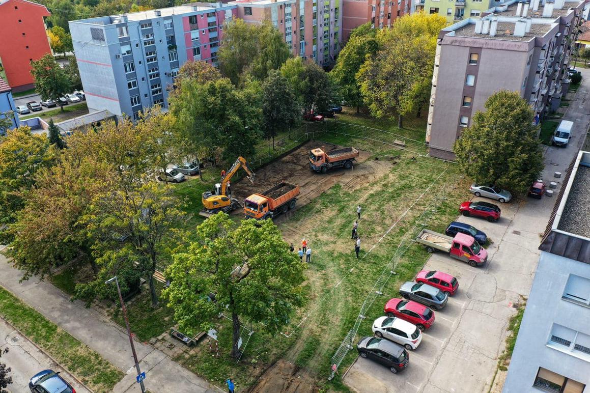 Između nebodera igralište s antistres-podlogom, vježbalište...