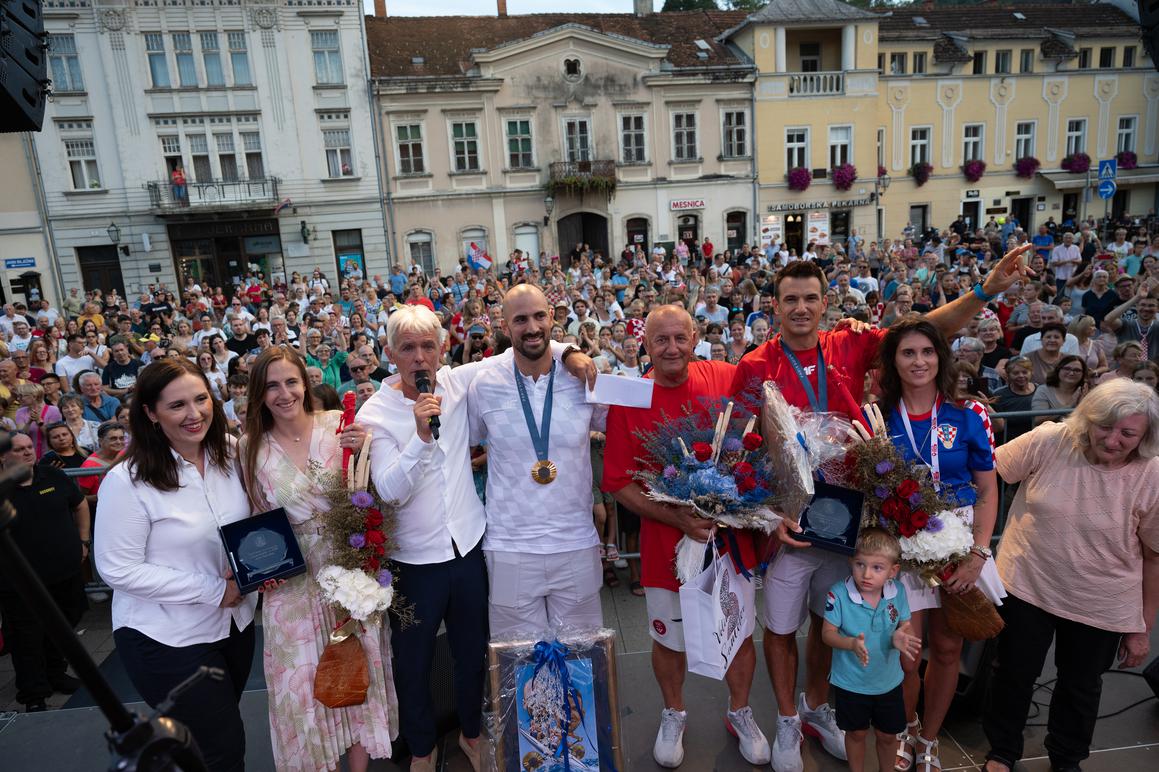 Samoborci dočekali braću Sinković, uručene im i nagrade Grada