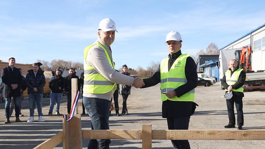 Renomirana tvrtka Degal tehnika u Virovitici je započela gradnju proizvodno-skladišne hale u kojoj će se savijati limovi za nosače solarnih panela. Adresa joj je u Poduzetničkoj zoni II., a investicija je vrijedna više od 500.000 eura