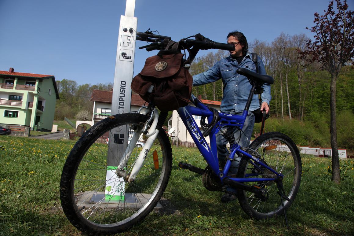 Stiže izum iz Topuskog: na solarnim se stupovima servisira bicikl i puni mobitel