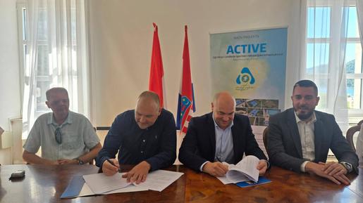 Vrijednost izgradnje je 3,5 milijuna eura. Sportska dvorana u Stonu realizira se u sklopu projekta ACTIVE financiranog iz Integriranog teritorijalnog programa za otoke