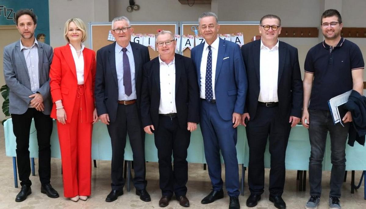 storyeditor/2025-04-25/UTF-8gimnazija_1.jpg GIMNAZIJA je uz podršku Županije realizirala značajne projekte uključujući energetsku obnovu i rekonstrukciju, obnovu fasade i stolarije, sanaciju krovišta, rekonstrukciju sustava grijanja, uređenje sportske dvorane te rekonstrukciju košarkaškog igrališta