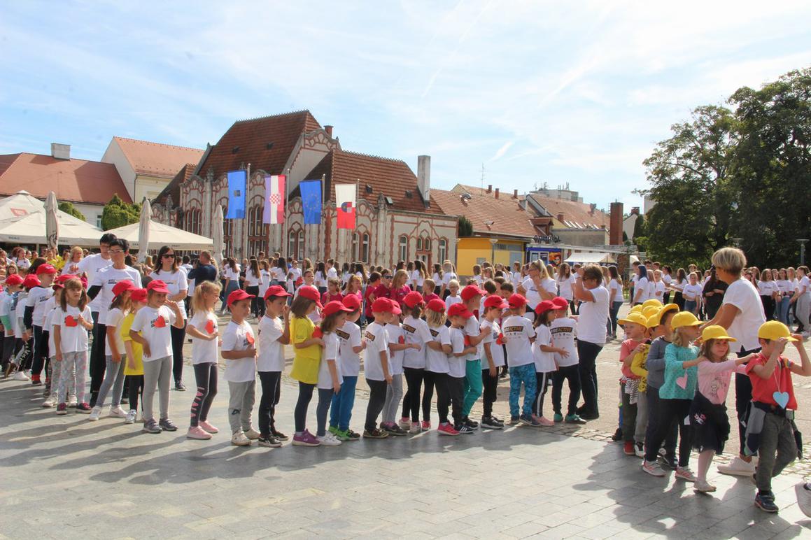 Plesalo i vježbalo 800 građana