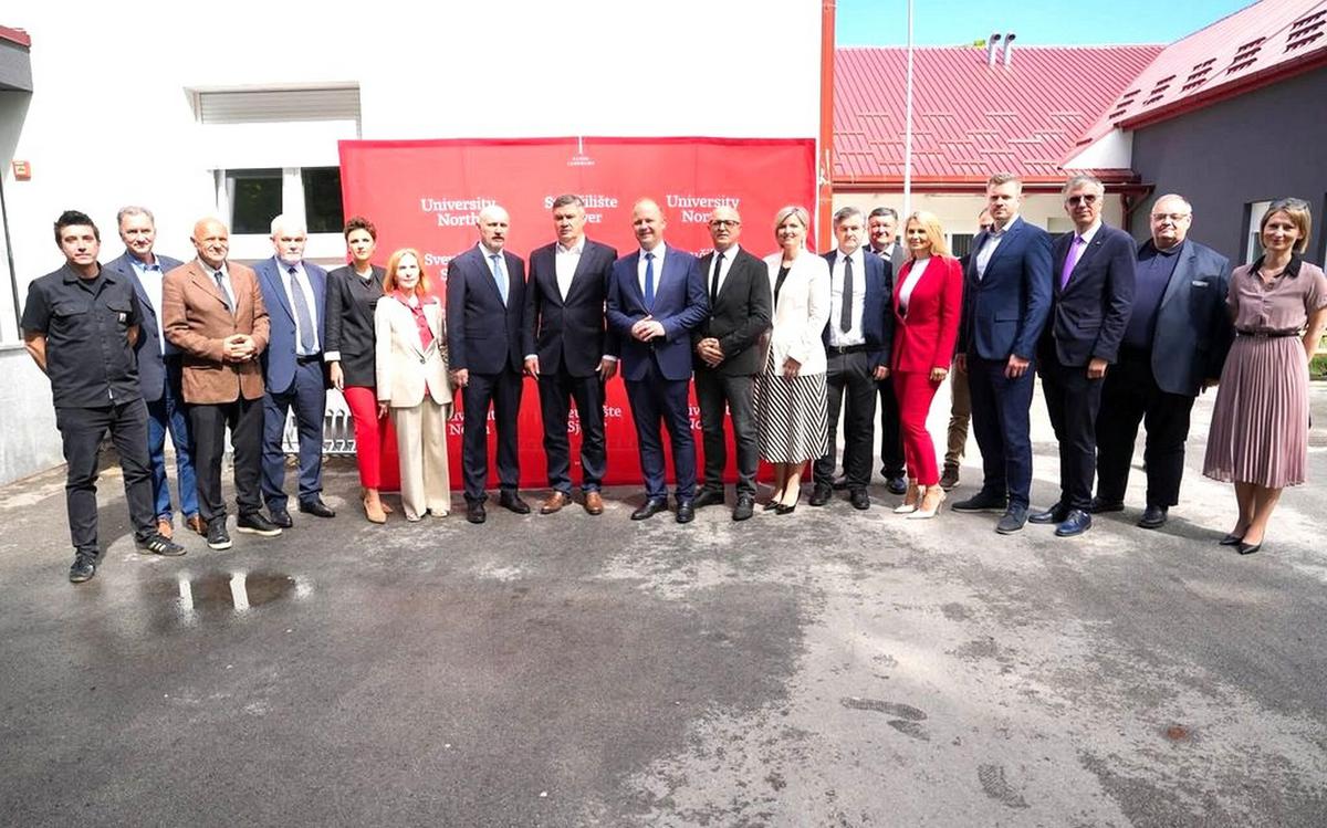 storyeditor/2025-06-02/sjever_zoki_2_A.jpg Na sveučilištu u Koprivnici dočekali su ga saborski zastupnik i gradonačelnik Koprivnice Mišel Jakšić, saborski zastupnik i novi koprivničko-križevački župan Tomislav Golubić, zamjenica gradonačelnika Ksenija Ostriž te prorektori Sveučilišta Sjever Mario Tomiša, Damir Vusić i Anica Hunjet