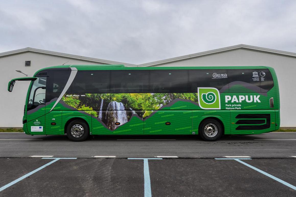 Novi autobus vozi turiste po Papuku