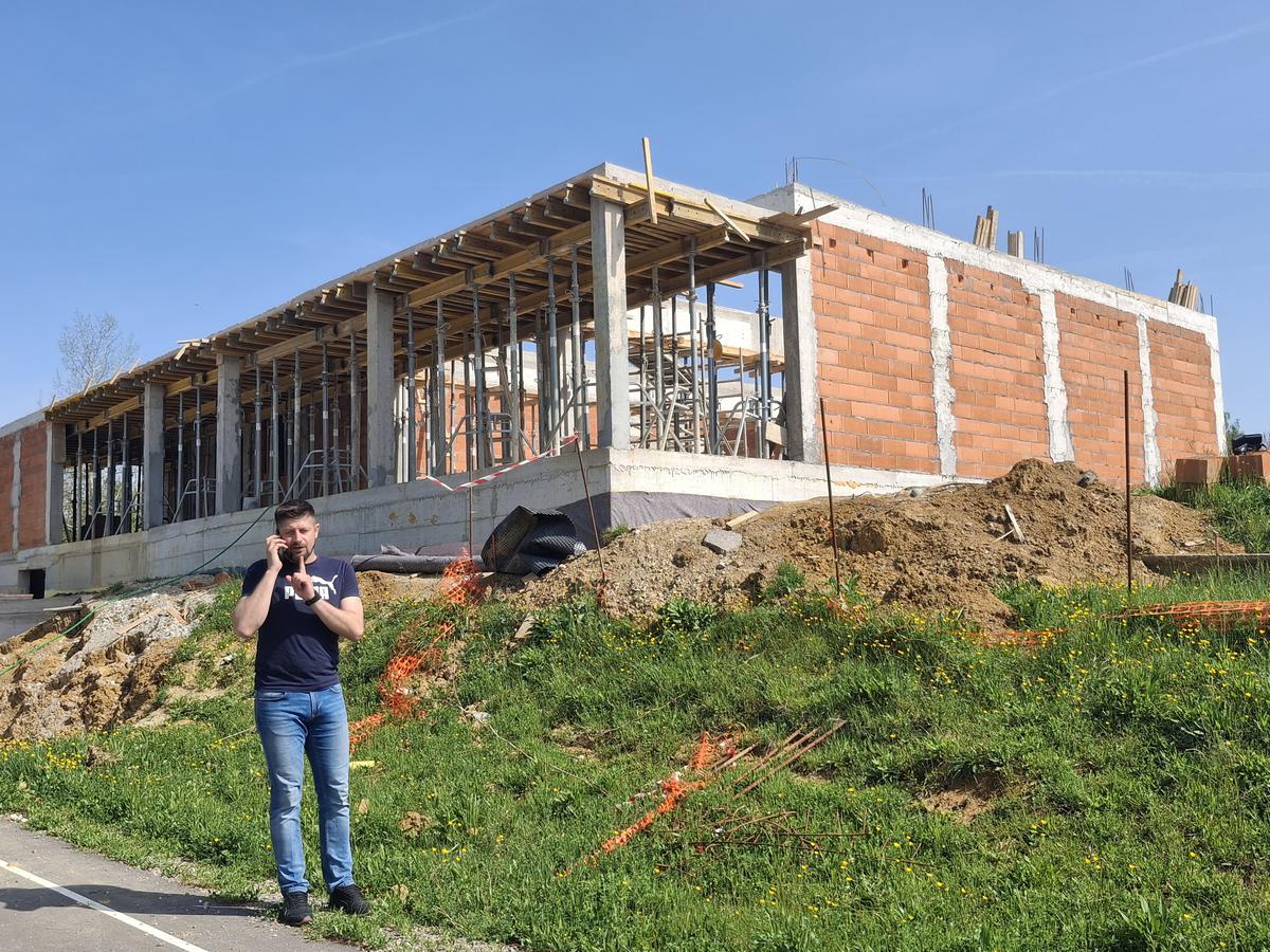 storyeditor/2025-05-26/20250422_103716.jpg INVESTICIJE Društveni dom u Lučelnici, Dječji vrtić Pisarovina, dovršetak nogostupa... neki su od brojnih projekata općine čija je realizacija pri kraju, kaže Mihovil Braim