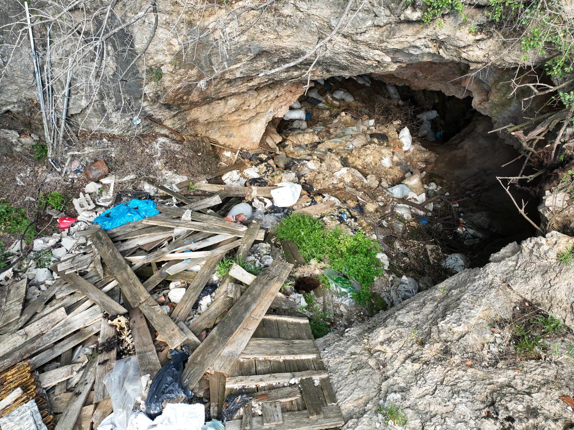 Javna ustanova More i krš čisti otpad iz jama i špilja