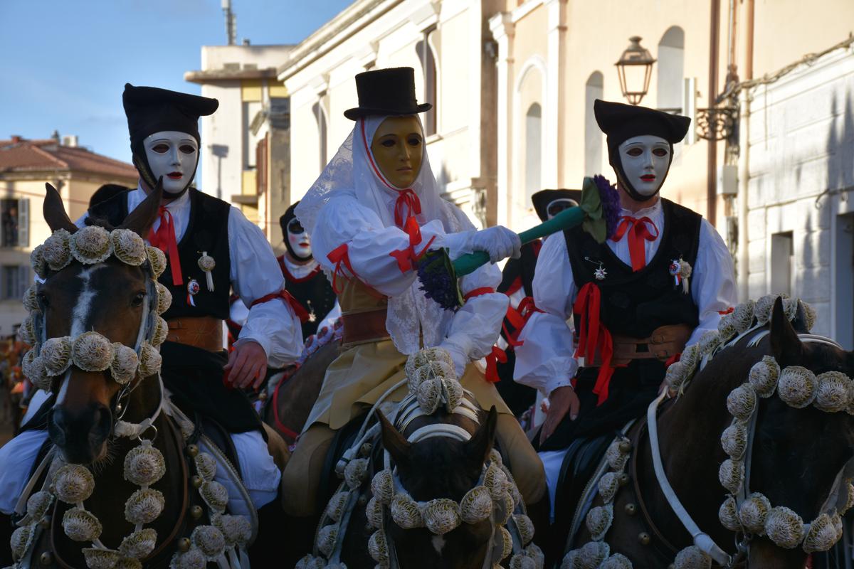 SARTIGLIA je viteška igra koja je starija od 500 godina. Kad se zbroje trajanja Sartiglie i naše Sinjske alke, to je više od 800 godina