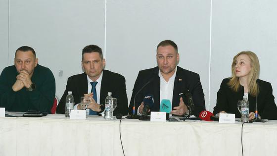 storyeditor/2026-02-20/sisak_b_slager_odlic_na_tribini__o_peradarskim_investicijama_nikola_cutuk_pixsell_PXL_160226_146733286.jpg