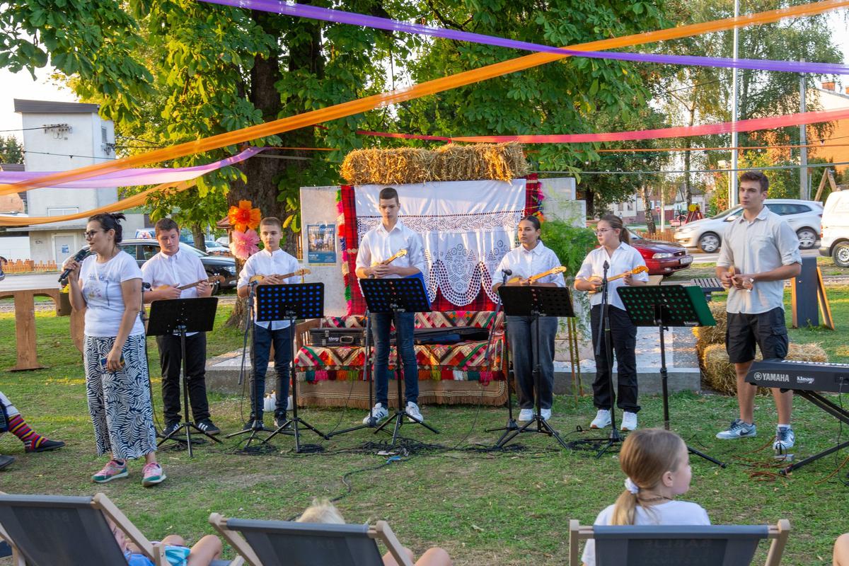 Ovogodišnje, 27. izdanje okupilo je oko 180 izvođača iz 11 folklornih skupina iz Hrvatske, Bosne i Hercegovine i Sjeverne Makedonije koji su predstavili bogato nasljeđe tradicijskih pjesama, plesova i kola u pratnji samice