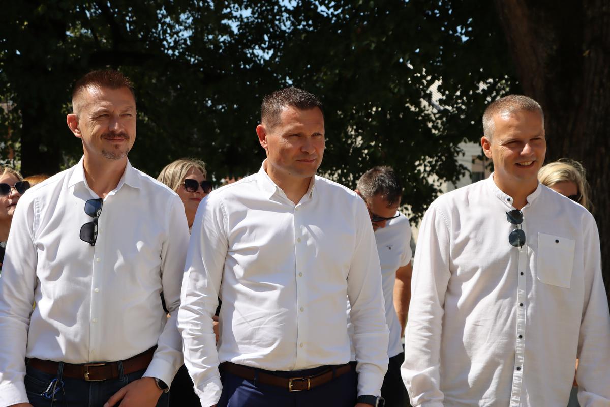 storyeditor/2025-08-29/foto_Radio_Vrbovec_2.JPG U ZAGREBAČKOJ županiji do danas je tako ugovoreno čak 126 projekata ukupne vrijednosti 51,3 milijuna eura, a završeno njih 100