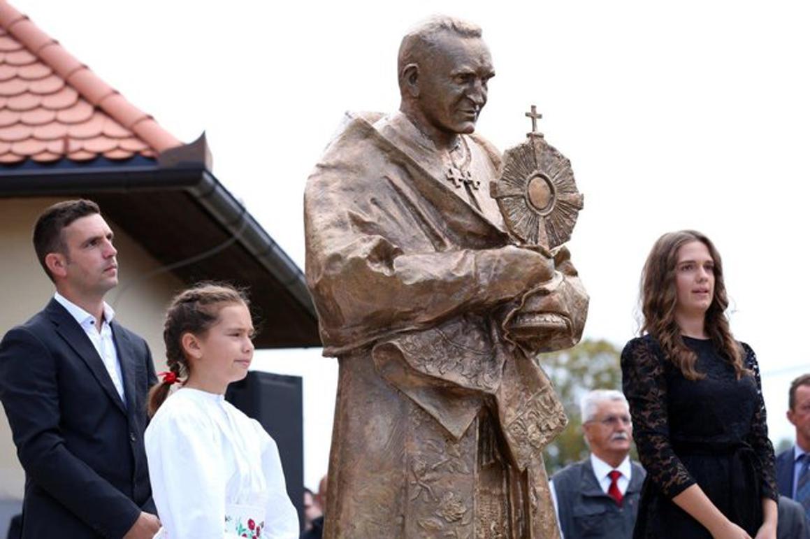 Otkrivanjem spomenika obilježeno sto godina od rođenja velikog kardinala